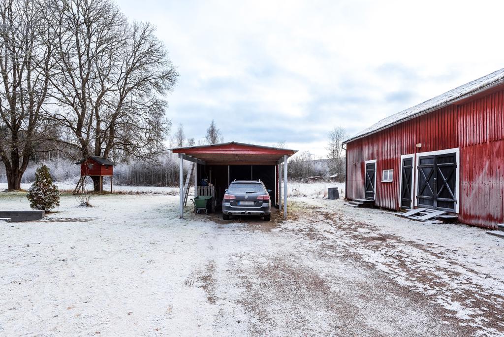 Uthusbyggnad & carport/garage