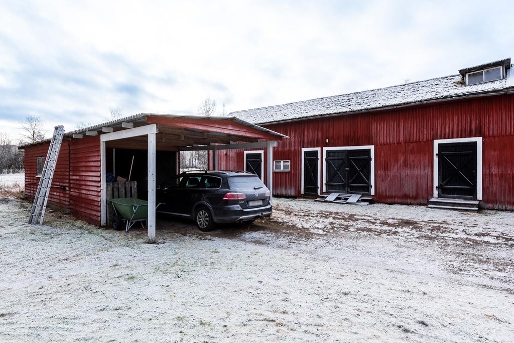 Uthusbyggnad & carport/garage