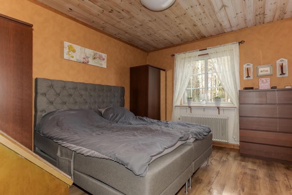 Sovrum 3 med 2 st klädkammare.