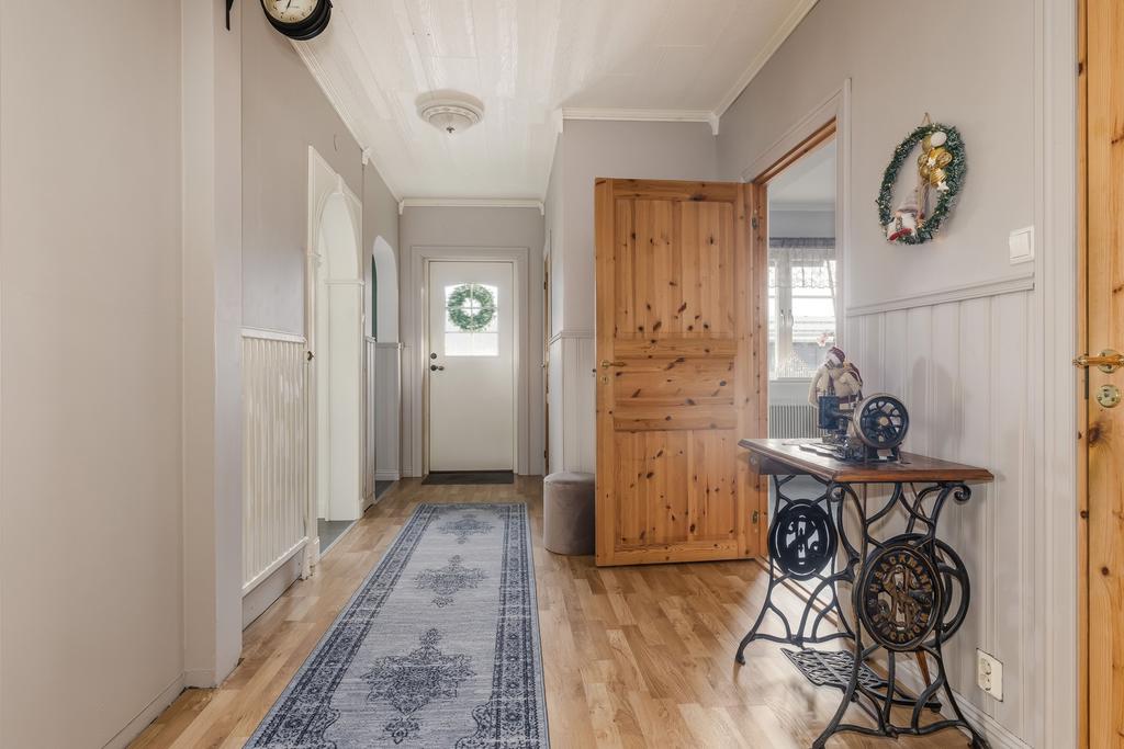 Hall med öppen klädkammare 