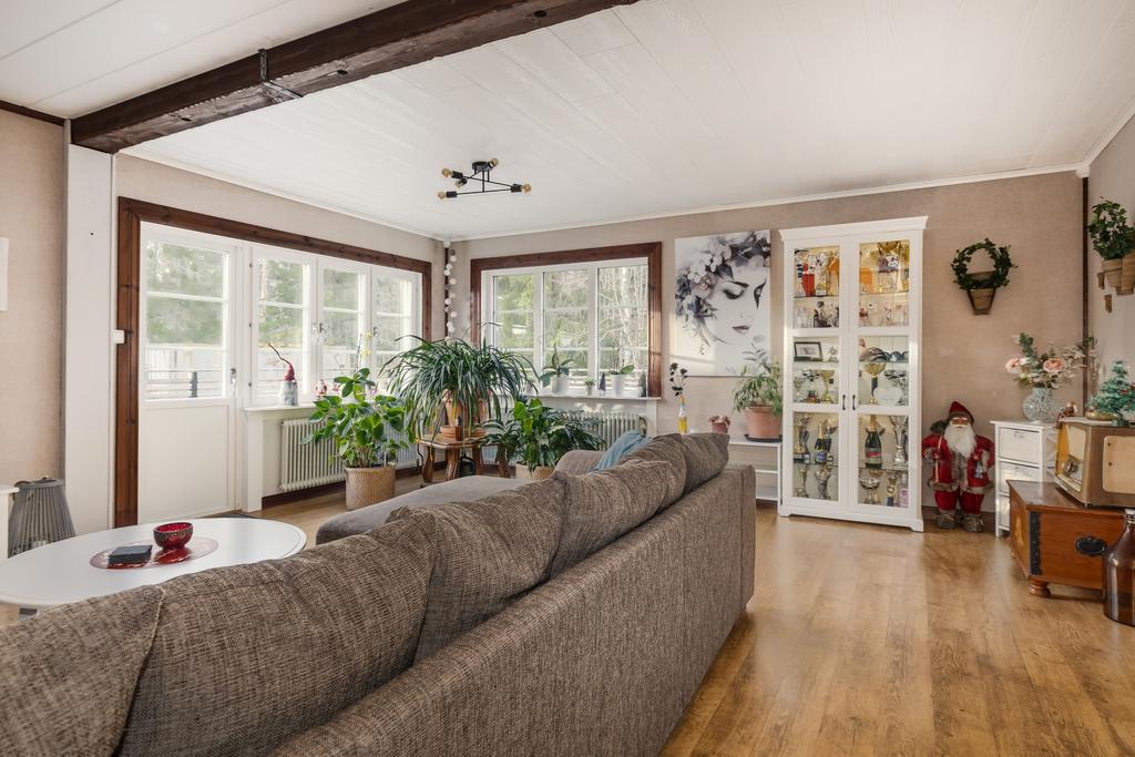 Stort vardagsrum med utgång till altan och inglasat uterum