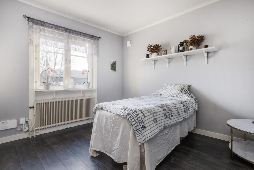 Sovrum 1 med klädkammare.