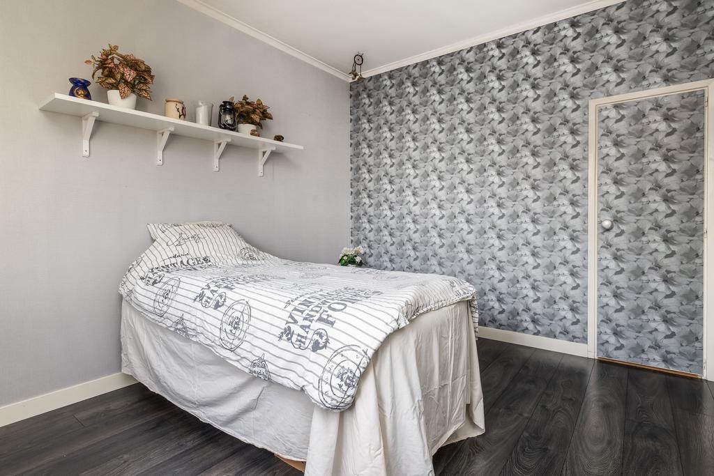 Sovrum 1 med klädkammare.