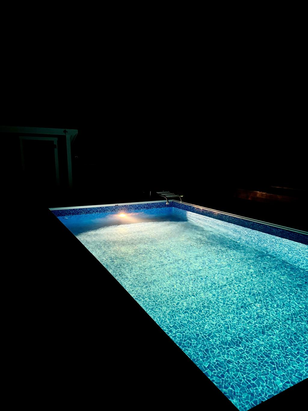 Poolen som inbjuder till behagliga kvällsdopp - Säljarnas bild