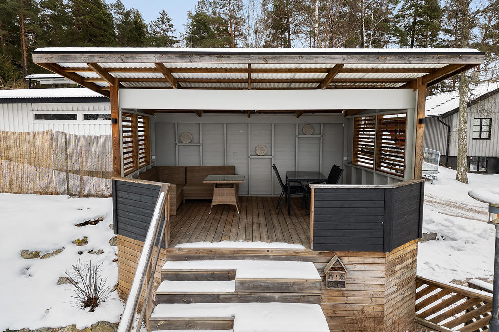 Skyddad altan med högt fint läge