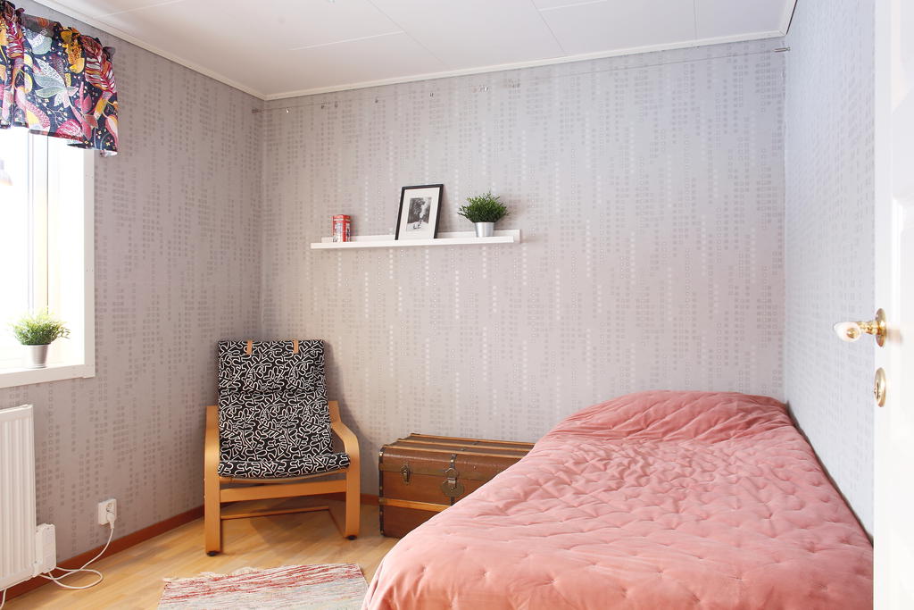 Sovrum 1, ljust rum med nyare tapeter