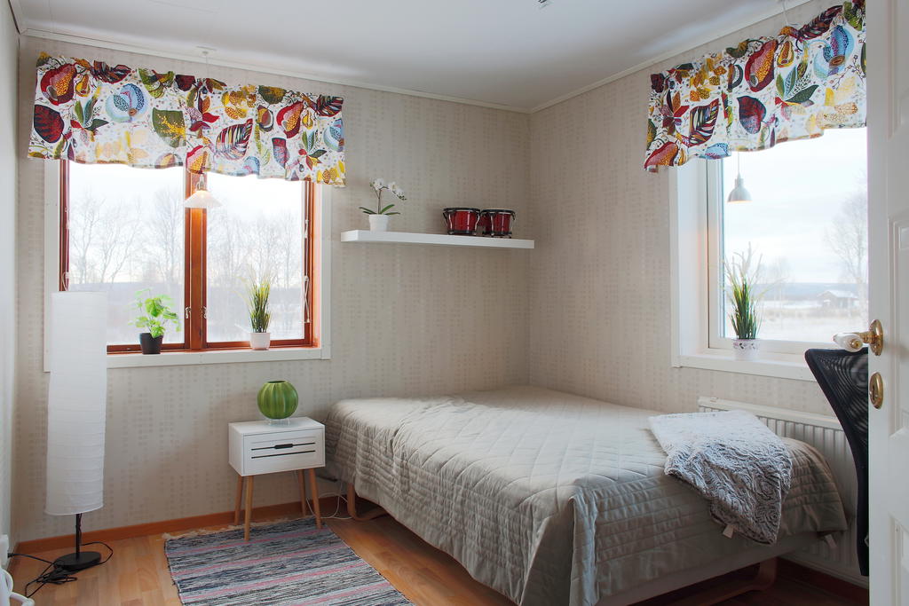 Sovrum 2 med fönster i två väderstreck 
