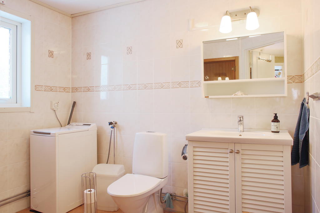 Rymligt badrum med en tvättmaskin från 2024