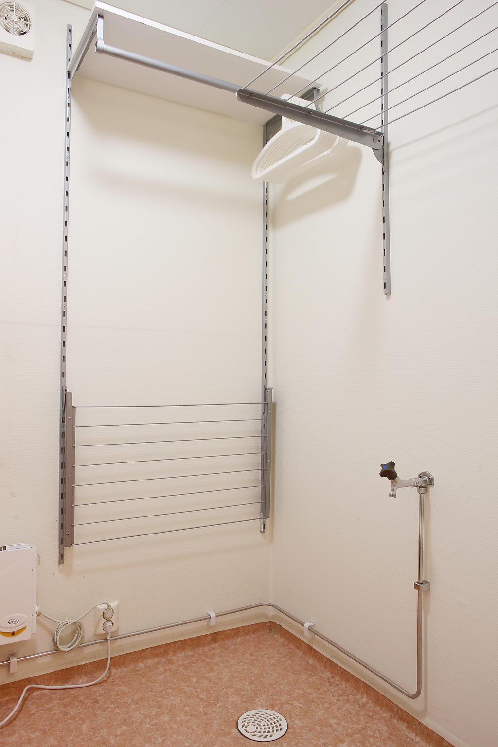 Plats för upphängning av tvätt och möjlighet att ha tvättmaskinen i detta rum 