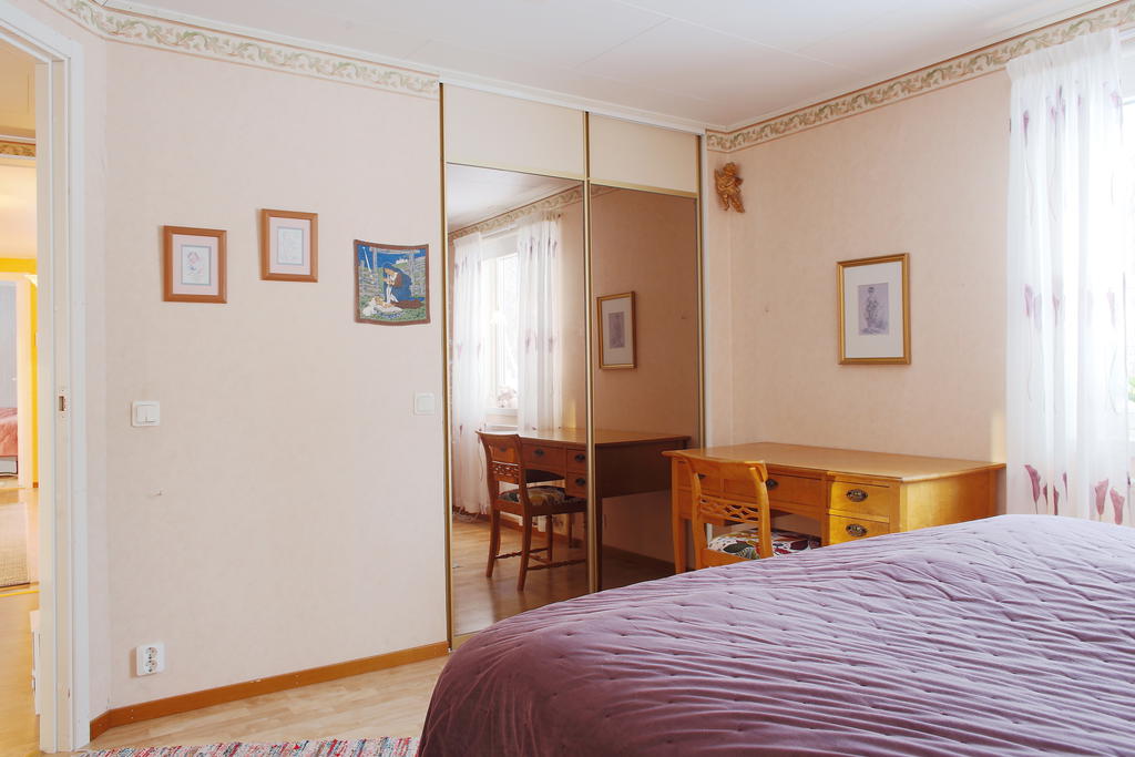 Förvaring i garderob med skjutdörrar 