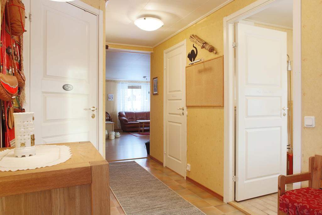 Passage med dörr till badrum, hall och tvättavdelning 