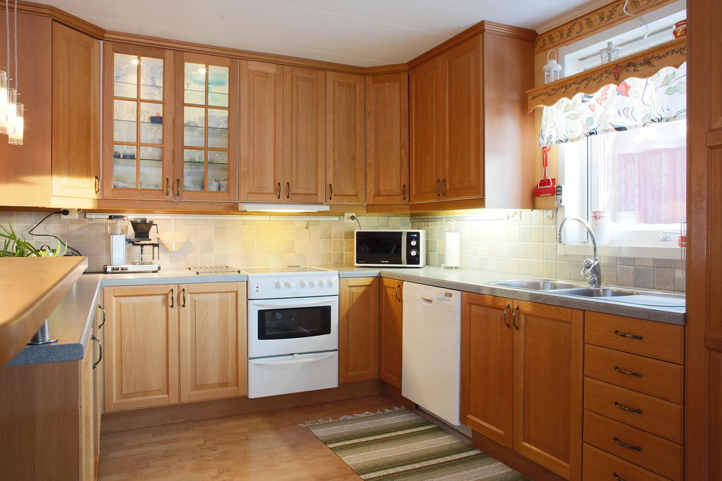 Ett fönster släpper in dagsljus 