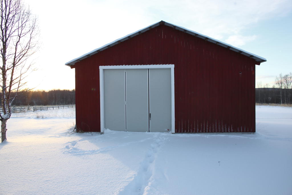 Garagebyggnaden med höga garageportar 