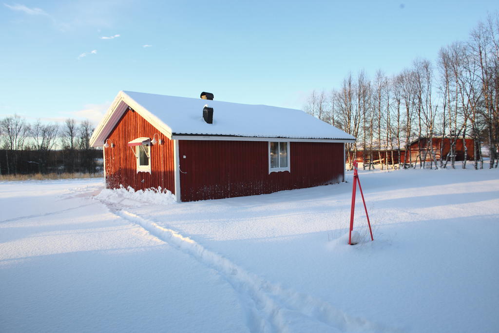 Huvudbyggnaden från infarten. Pinnarna markerar en tidigare gatulampa 