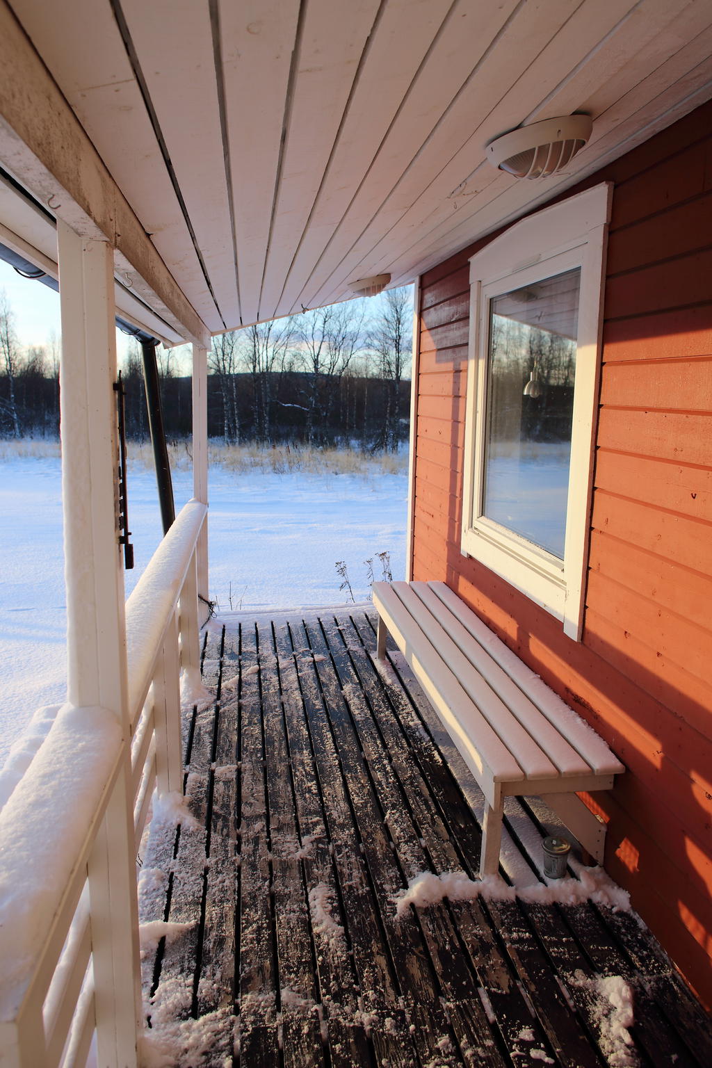 Altan under tak i anslutning till entrén