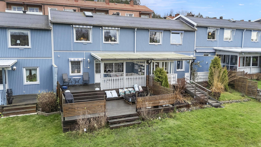 Baksidan med stor altan i två etage