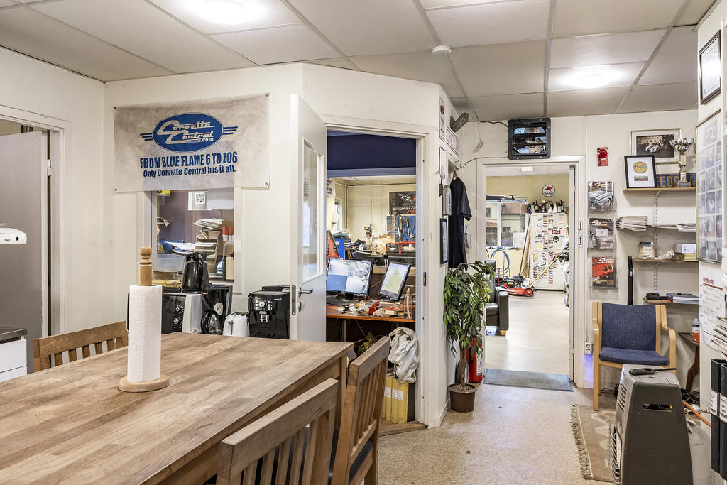 Kök med avskärmad kontorsdel