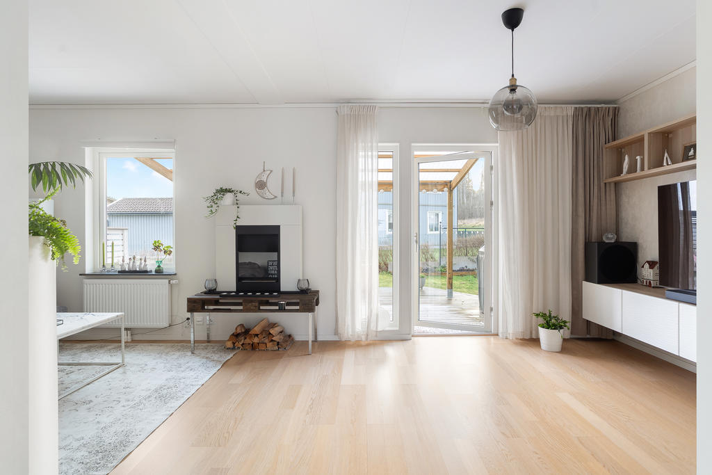 Vardagsrum med utgång till altan