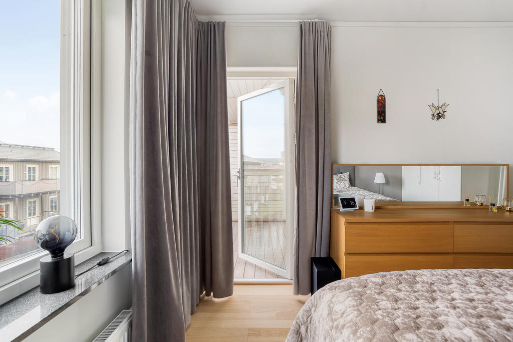 Sovrum med utgång till balkong