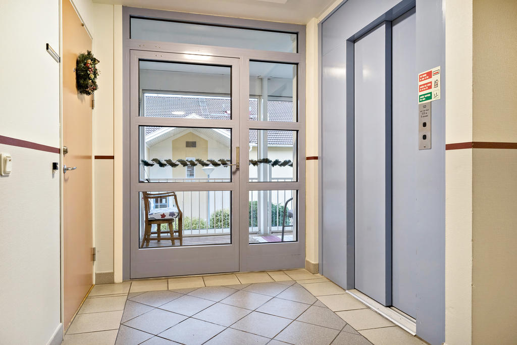 Hiss och utgång till gemensam balkong