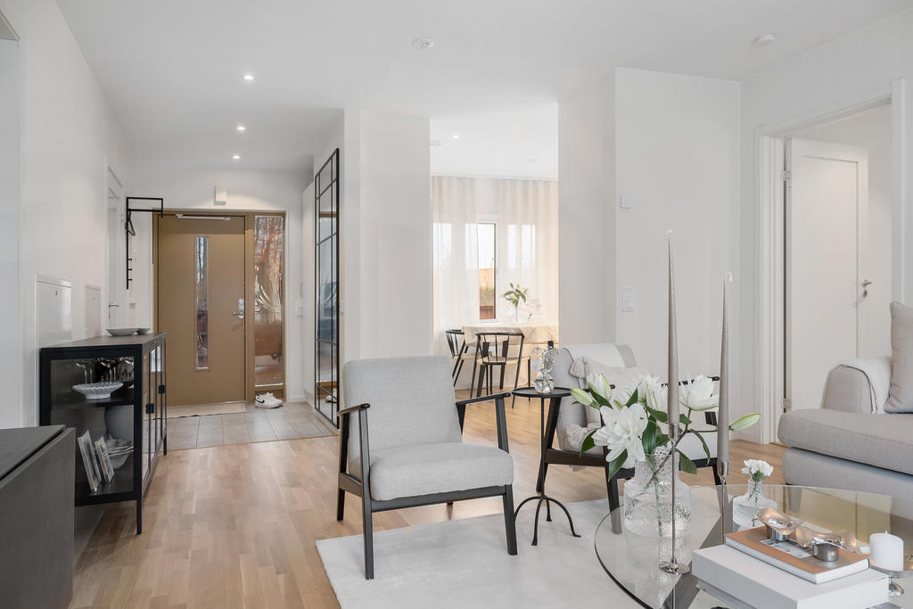 Ljus och trevlig lägenhet med spottar i taket i alla rum.