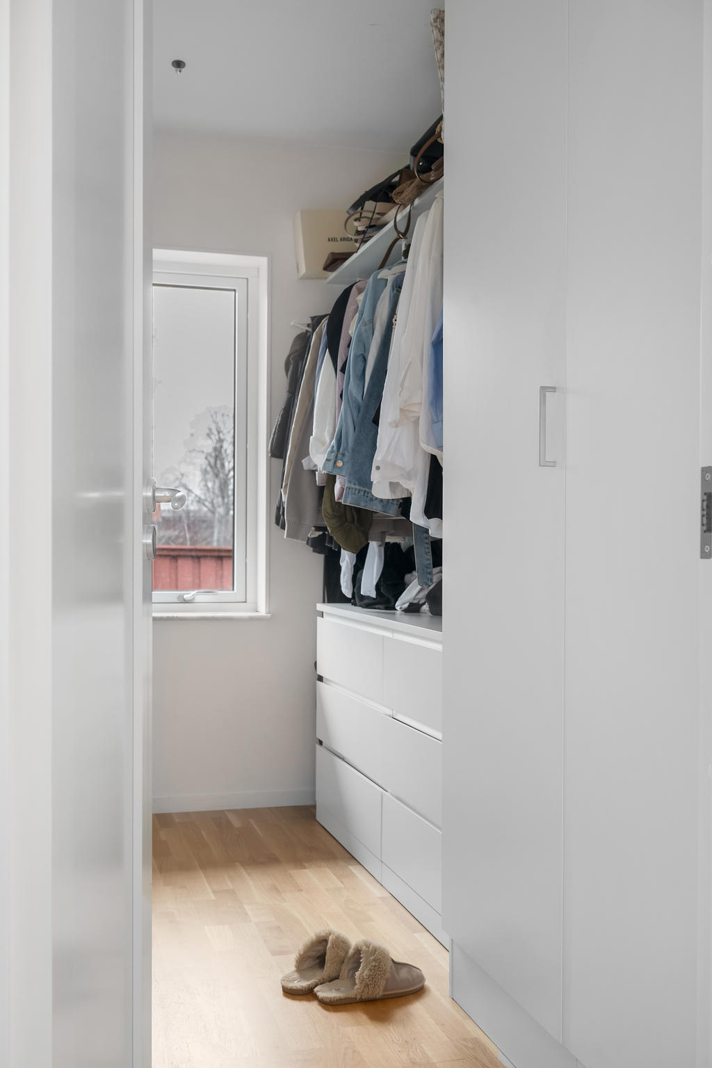 Walk-in-closet i sovrum 1.