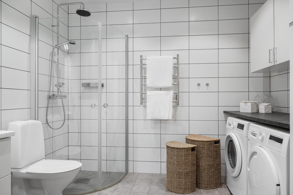 Härligt badrum med golvvärme, tvättmaskin och torktumlare.