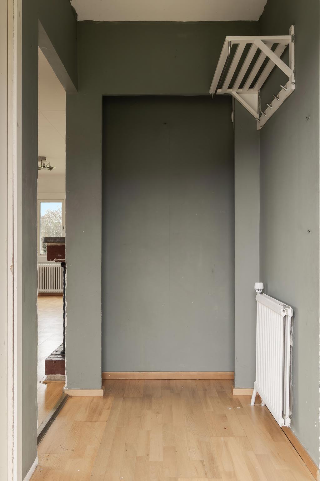 Entré/hall med plats för avhängning av ytterkläder.