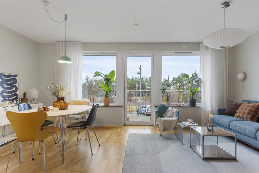 Mysigt stort vardagsrum med 2 utgångar!