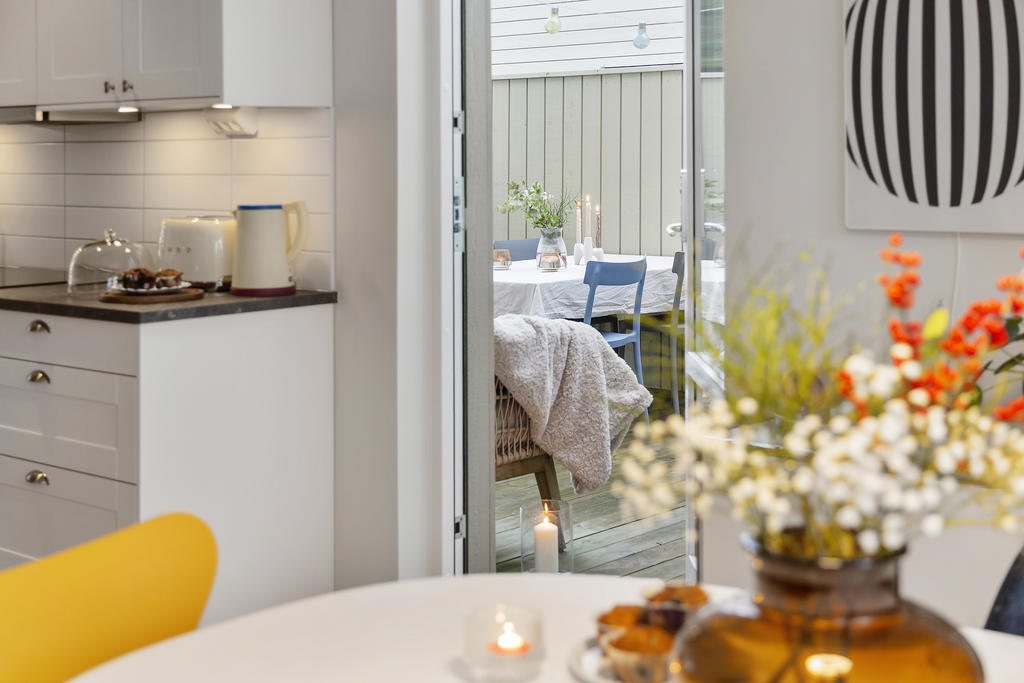 Matplatsen inne och ute binds fint ihop av en glasad dörr. Här kan man njuta av en insynsskyddad plats