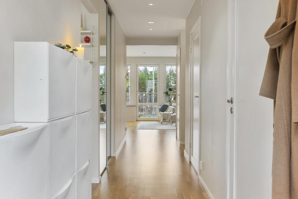 Rymlig hall med både förvaring och skjutdörrsgarderob