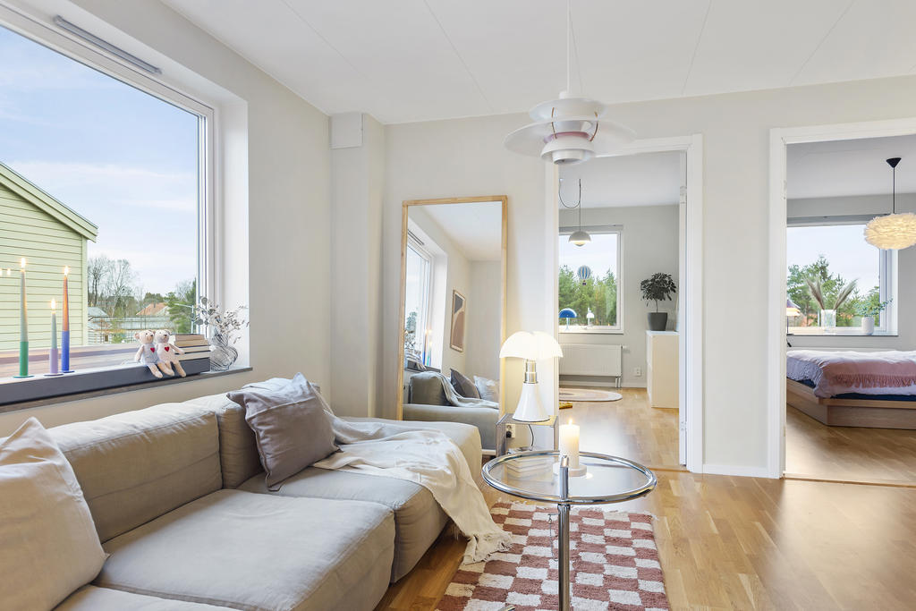 På övre plan finns även här ett stort allrum