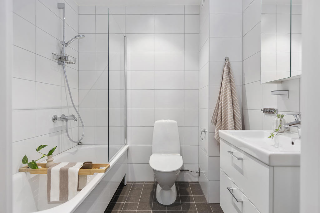 På övre plan finns ännu ett badrum, här med badkar