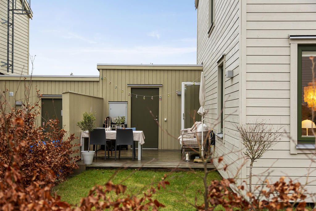 Med sol mest hela dagen kan man sitta här och njuta på en av husets 3 uteplatser