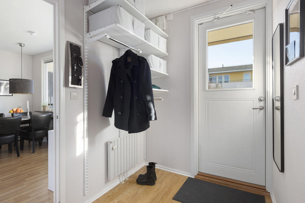 Välkomnade hall med gott om förvaring