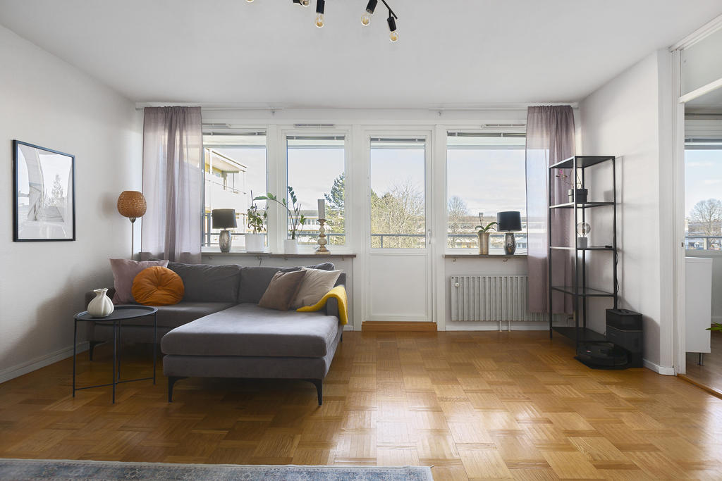 med fint ljusinsläpp och utgång till balkong