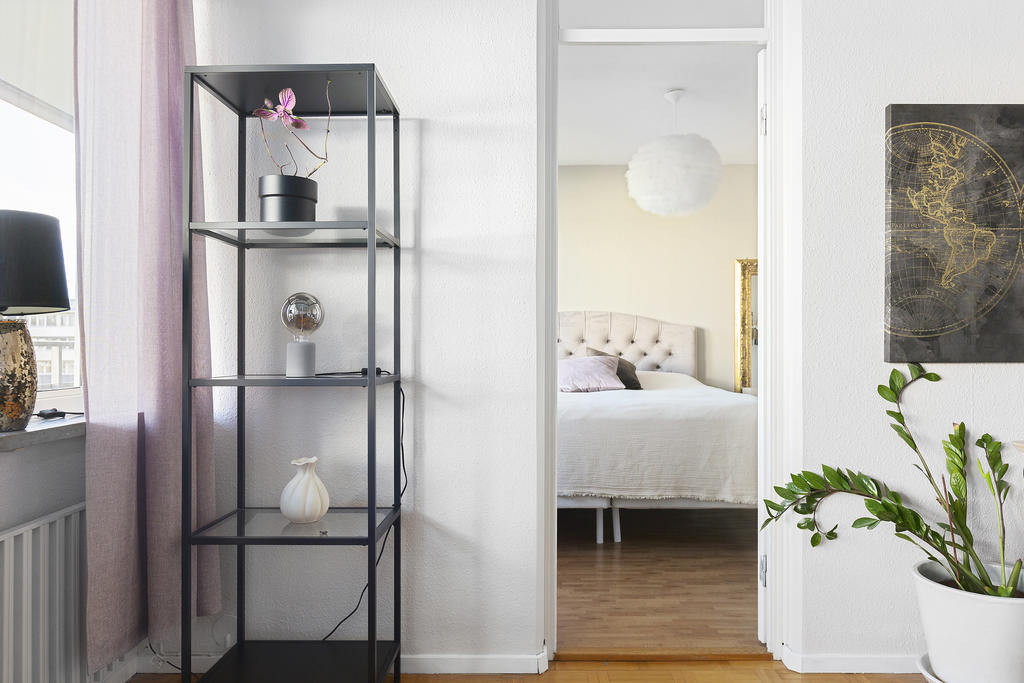 Vardagsrum med ingång till sovrum ett