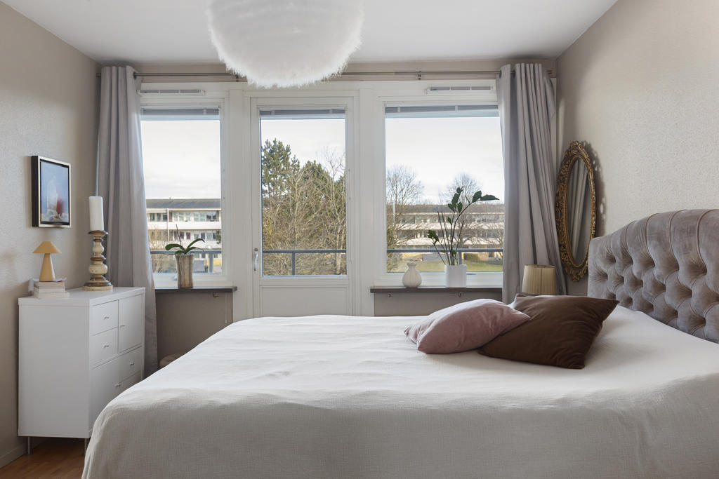 med plats för dubbelsäng, byrå och garderob