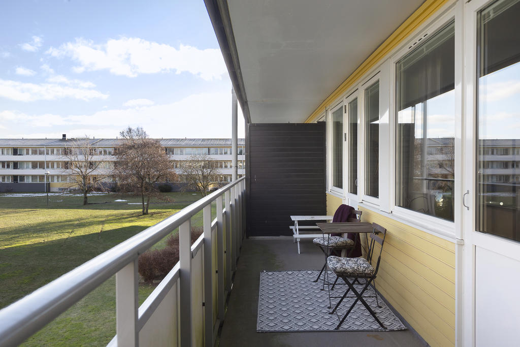 Stor balkong med gott om plats för utemöbler