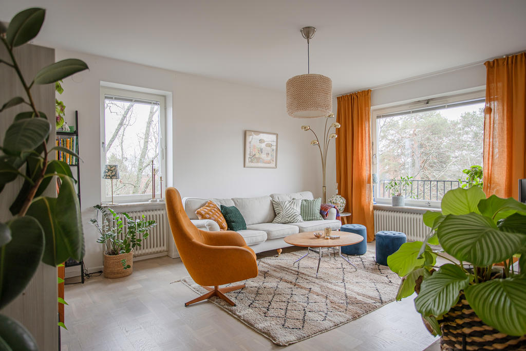 Rymligt vardagsrum med ett härligt ljusinsläpp