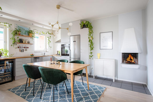 Underbart kök med en fungerande öppen spis