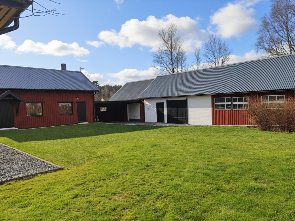 Gäststuga till vänster och verkstad till höger.