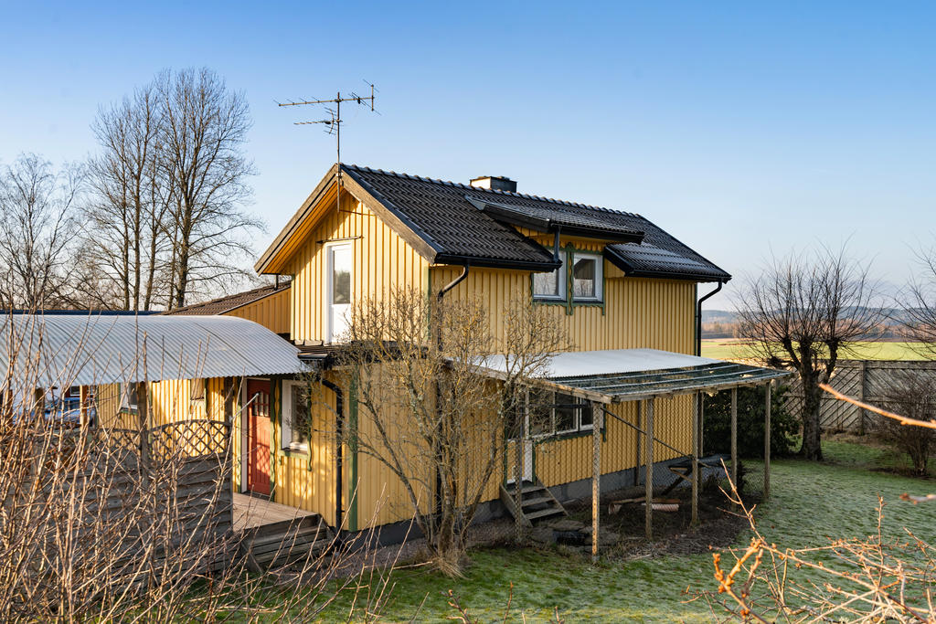 Baksidan huset, gård för djur i anslutning.