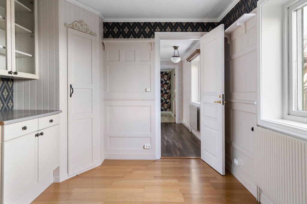 Förvaring i vinkel av matsal 