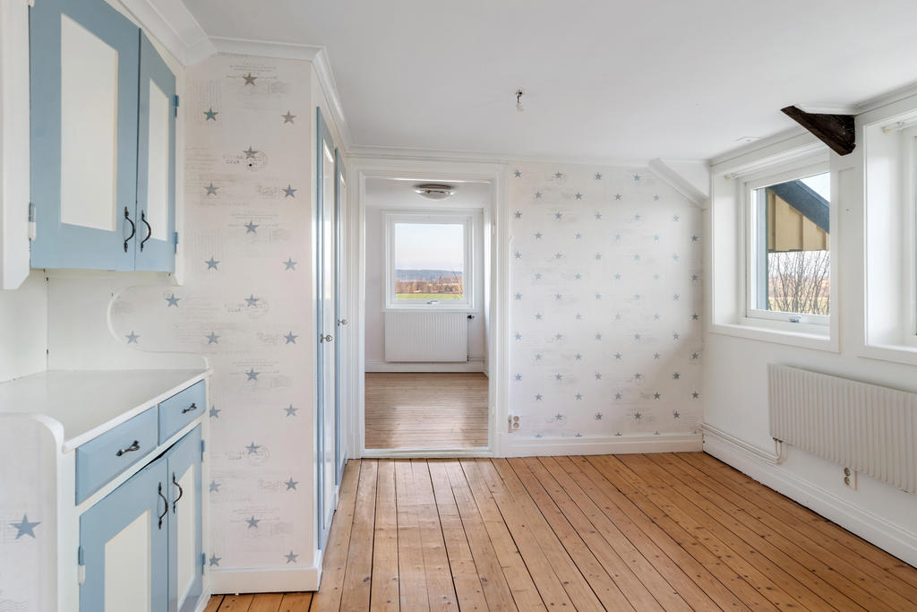 Ovanvåning. Mindre allrum/kontor. Leder vidare till den ytan som ses framåt, här kan ett sovrum inredas. Vidare kommer ni till ett större sovrum med egen balkong.