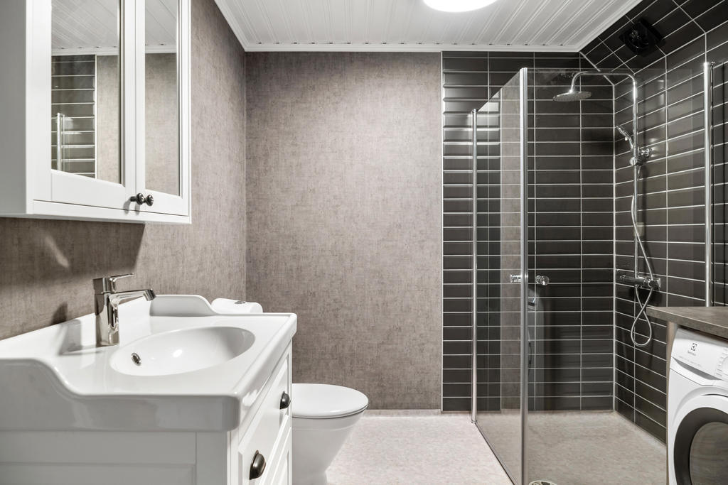 Badrum och tvättstuga,  nyrenoverat. 