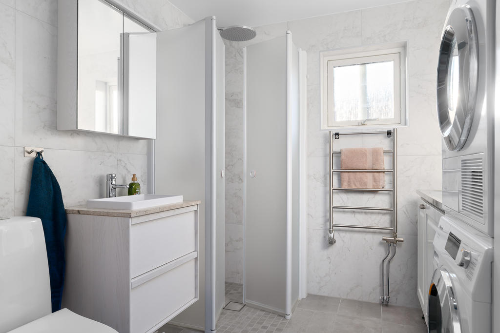 Badrummet renoverades 2020/21. Helkaklat med golvvärme. Våtrumsintyg finns.