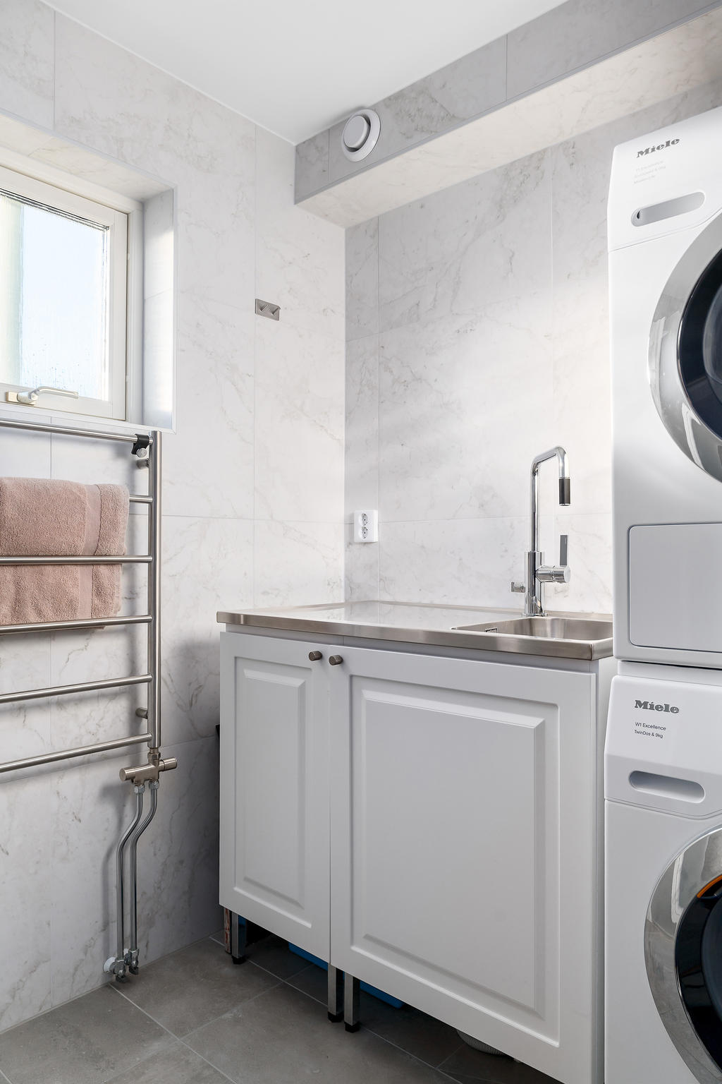 Tvätt och torktumlare från Miele samt tvättho med förvaringsskåp undertill