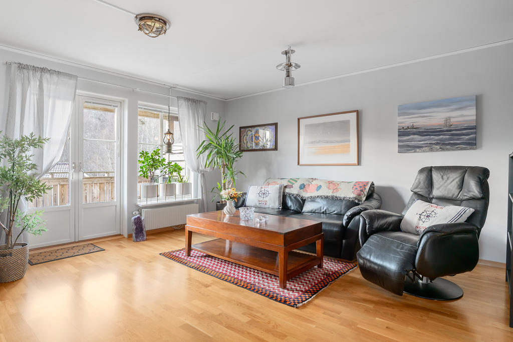 Stort och luftigt vardagsrum med plats till soffgrupp och media