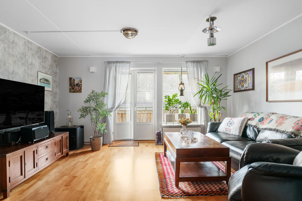 Vardagsrum och utgång till altanen